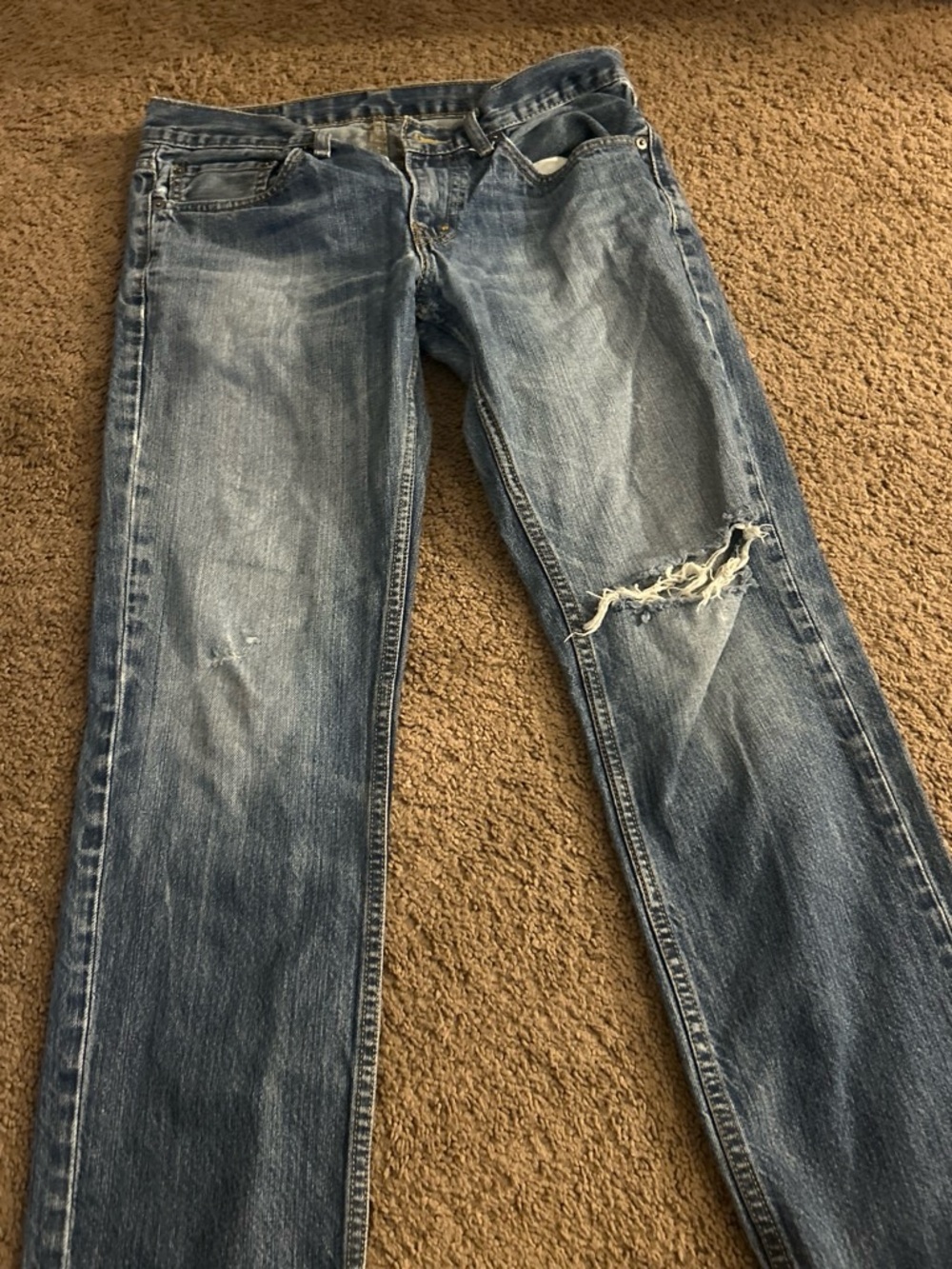 Levi's Men's Faded Blue Straight Jeans with Knee Rip